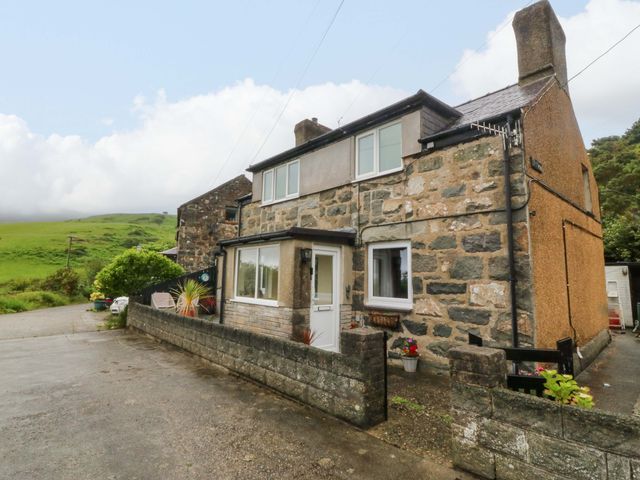 A house with a garden and driveway at Tyr Felin in Caernarfon