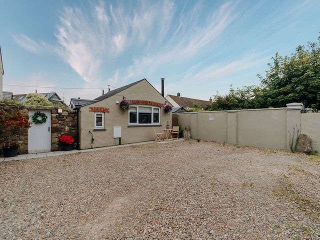 A house with a gravel area and seating at TyCosy St Davids