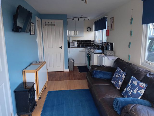 Bay View Chalet 2 Bed Sleeps 4  Pets  Garden Beach - 1206263 - photo 2
