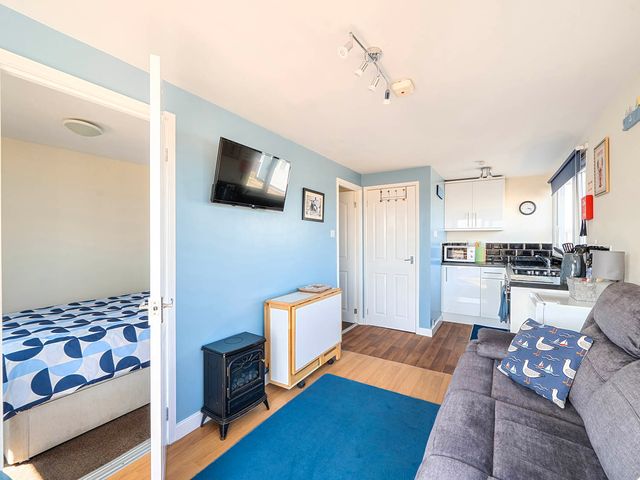 Bay View Chalet 2 Bed Sleeps 4  Pets  Garden Beach - 1206263 - photo 3