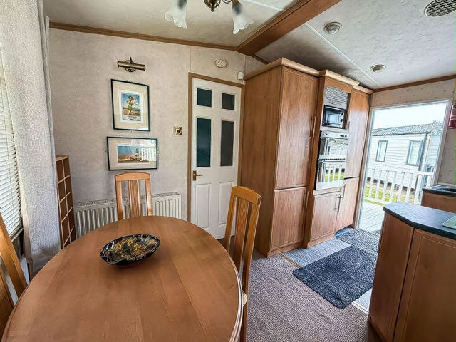 Super 2 bed 6 berth caravan pets go free - 1206266 - photo 2