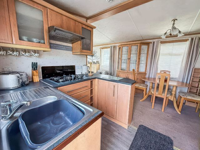 Super 2 bed 6 berth caravan pets go free - 1206266 - photo 3