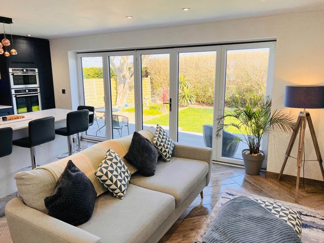 Stylish, Dog Friendly Coastal Bungalow with garden - 1206267 - photo 2