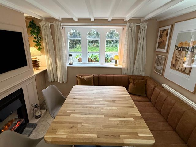 Cotswolds Castle Sleeps 8 with Enclosed Garden - 1206281 - photo 3