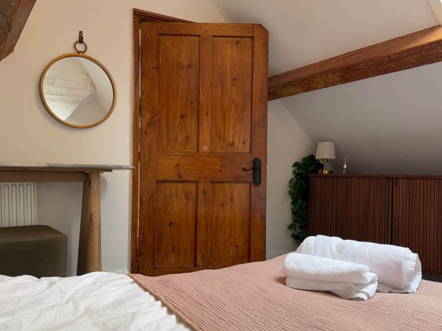 Cotswolds Castle Sleeps 8 with Enclosed Garden - 1206281 - photo 4