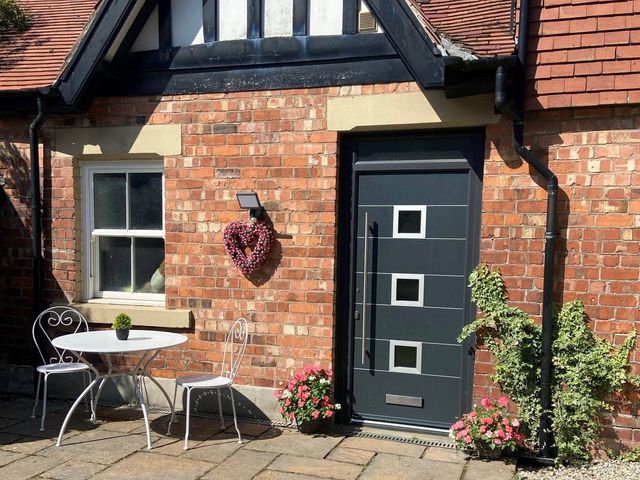 An outdoor area with a table and chairs at Cottage Sleeps4 PetFriendly Garden ByBeach Lytham St Annes