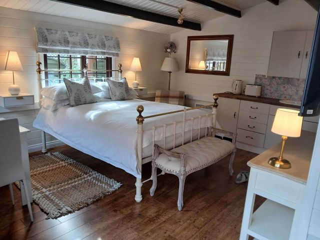 A bedroom with a bed and kitchenette at 1 Bed Lodge Southampton Sleeps 2 Parking Southampton