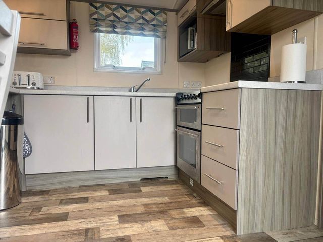Caravan in Holcot Sleeps 6 Max 6 people Max 4 adults per booking Pet Friendly - 1206288 - photo 3