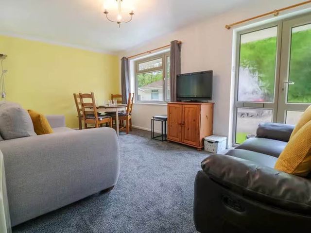 2 Bed Cottage Sleeps 4  Pets  Parking Wifi - 1206295 - photo 2