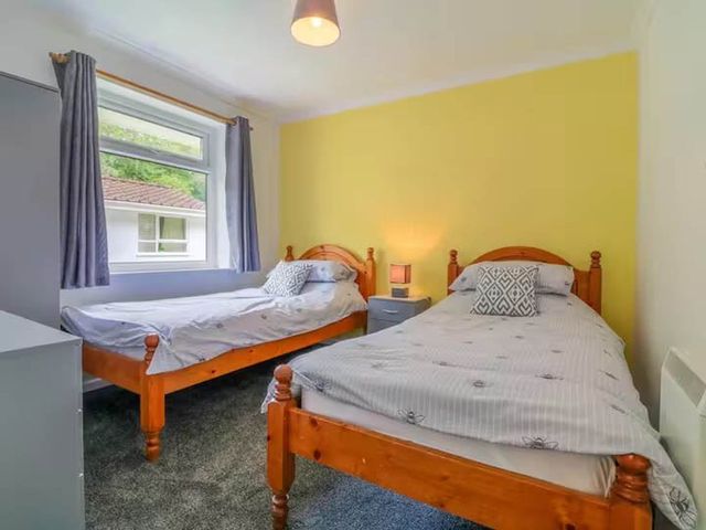2 Bed Cottage Sleeps 4  Pets  Parking Wifi - 1206295 - photo 5