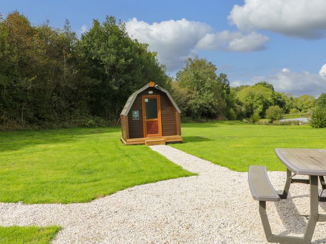 A hut with a path leading to it and a picnic table at Starling Pod Coalville