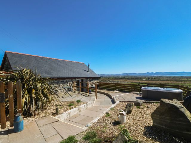 An outdoor area with a hot tub and pathway at Ty Coch in Caernarfon