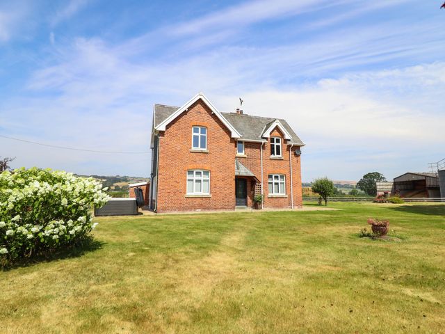 A house with a garden at Pwll Glas in Caersws