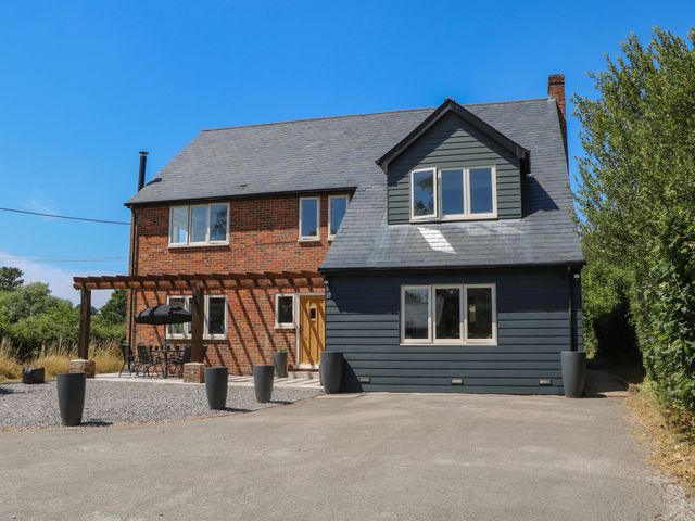 A house with a porch and outdoor seating at Perry Dees in Minstead