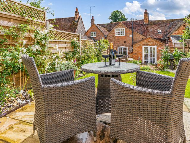 A garden with a table and chairs at Cottage Sleeps 4 with Enclosed Garden in Turville near Henley-On-Thames