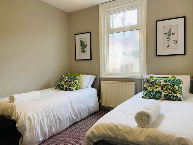 Blackpool 4 Beds Sleeps 10 Pet Friendly - 1207181 - photo 5