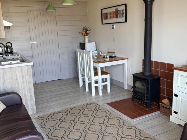 Poachers Hut 1Bed Cottage Sleeps 2 Pet Friendly - 1207190 - photo 3