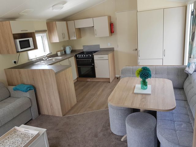 Caravan Sleeps4 Pet friendly with Parking Available - 1207191 - photo 5
