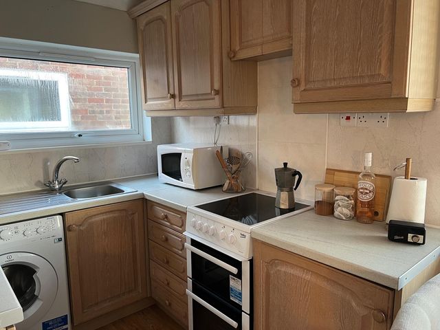 Beach Chalet 2 Bedrooms 4 Guests Parking - 1207213 - photo 3