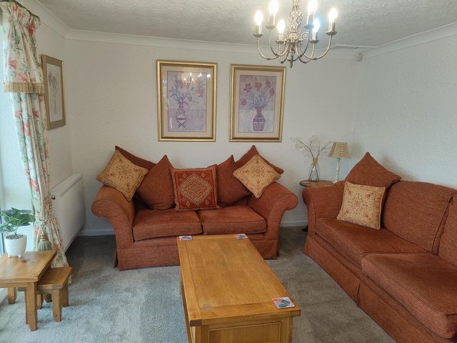 Split Level Bungalow Sleeps4 Close to walks - 1207225 - photo 2