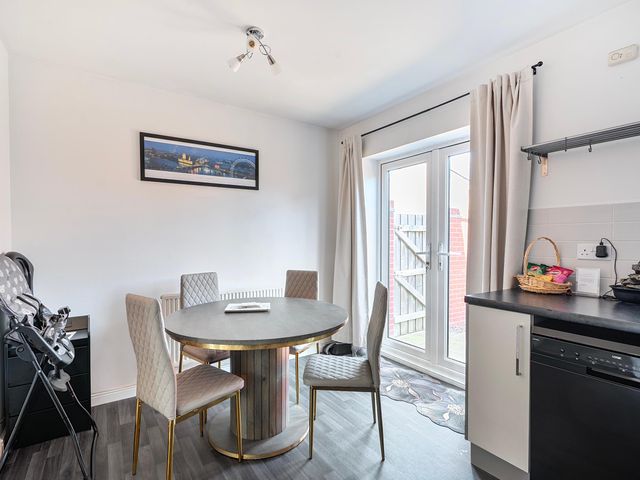 House Sleeps 6 Enclosed Garden Pet Friendly - 1207226 - photo 3