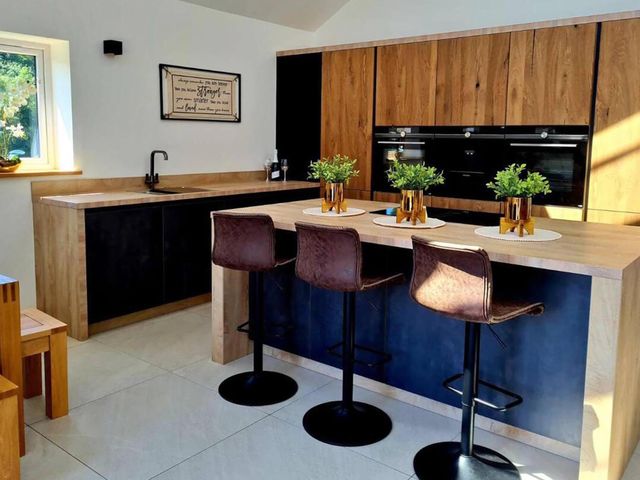 4 Bed Villa Sleeps 8 Private Terrace Free parking - 1207227 - photo 4