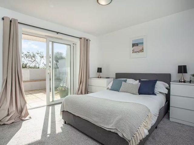 Spacious 3 Bed House Sleeps 6 Parking Wifi - 1207246 - photo 5