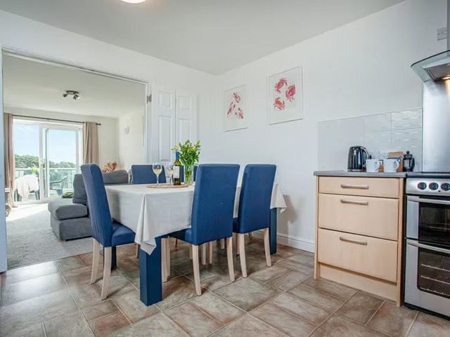Spacious 3 Bed House Sleeps 6 Parking Wifi - 1207246 - photo 3