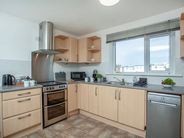 Spacious 3 Bed House Sleeps 6 Parking Wifi - 1207246 - photo 4