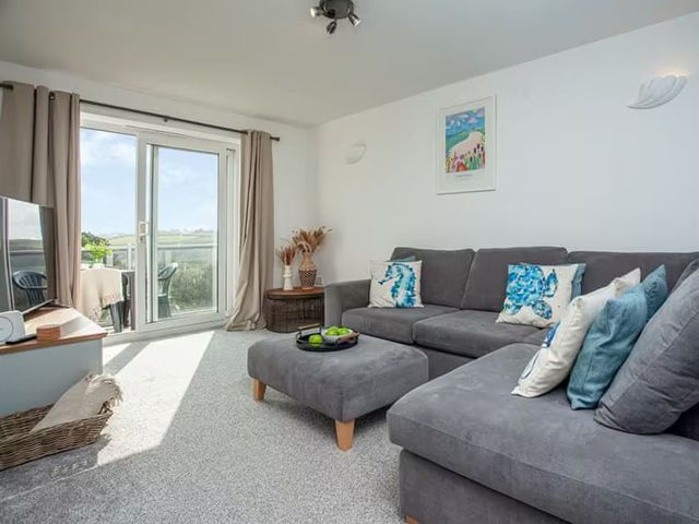 Spacious 3 Bed House Sleeps 6 Parking Wifi - 1207246 - photo 2