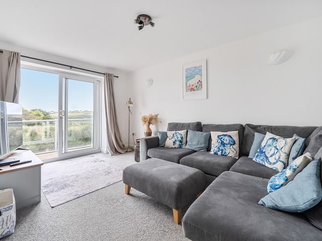 Spacious 3 Bed House Sleeps 6 Parking Wifi - 1207246 - photo 2