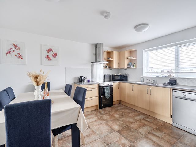 Spacious 3 Bed House Sleeps 6 Parking Wifi - 1207246 - photo 5