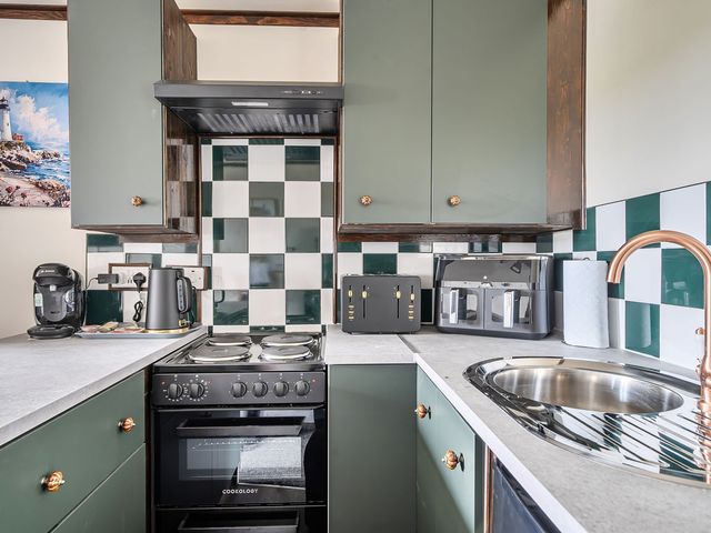Studio Sleeps 2 with Parking and Garden - 1207251 - photo 3