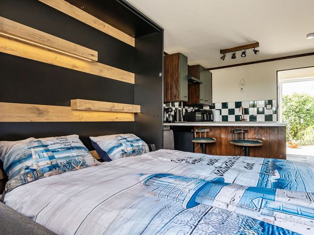 Studio Sleeps 2 with Parking and Garden - 1207251 - photo 5
