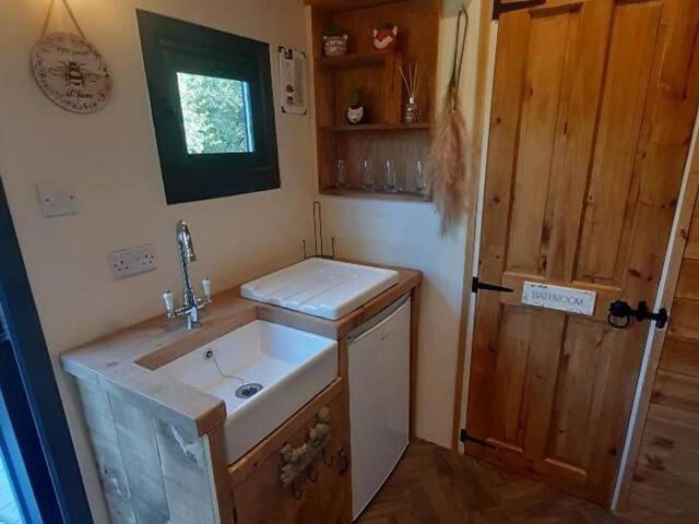 Min yr Afon Cabin  Sleeps2  Hot Tub Parking - 1207254 - photo 3