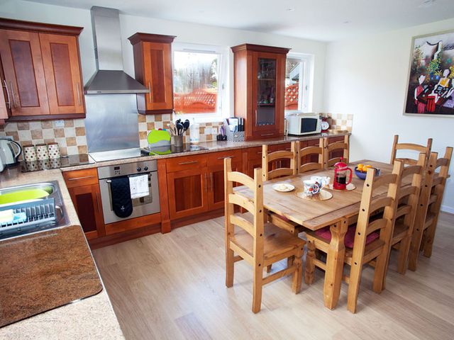 Ullapool Sleeps8  Pets with Hot Tub Parking - 1207260 - photo 3