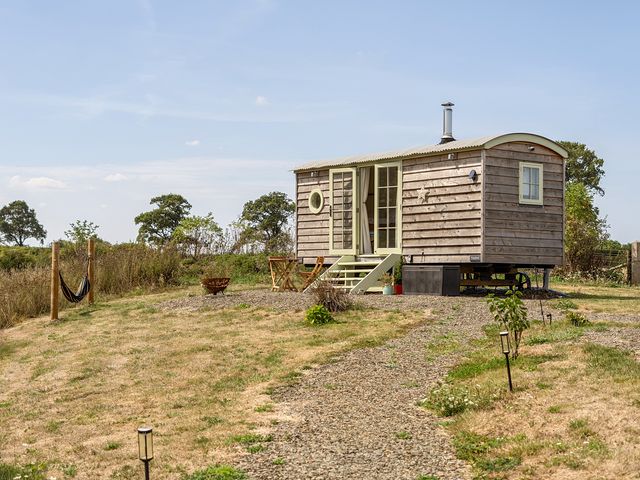 Cosy Luxury Owls Roost Hut with Private Hot Tub - 1207264 - photo 1 