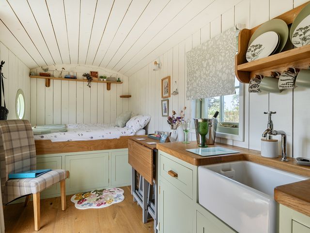 Cosy Luxury Owls Roost Hut with Private Hot Tub - 1207264 - photo 3