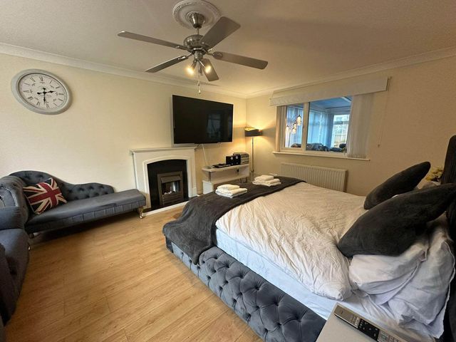 4 Bed House Sleeps 8 Pets Parking Wifi - 1207273 - photo 4