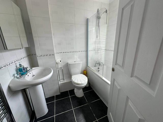 4 Bed House Sleeps 8 Pets Parking Wifi - 1207273 - photo 5