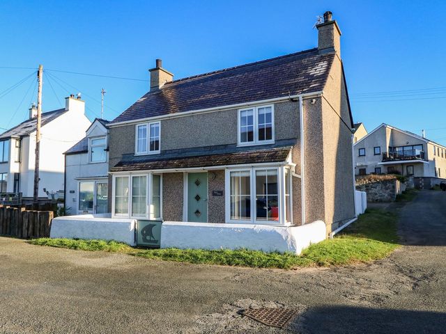 A house with windows and a front door at Bryn Tirion - Rhosneigr