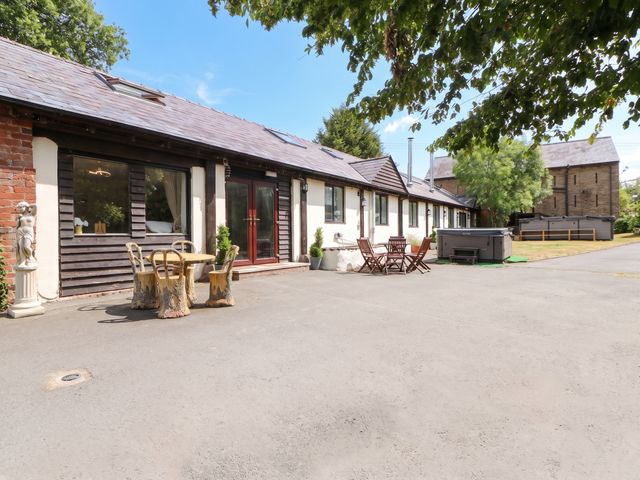 The Warm Hearth: 15 Acre Countryside Estate - 1207786 - photo 2