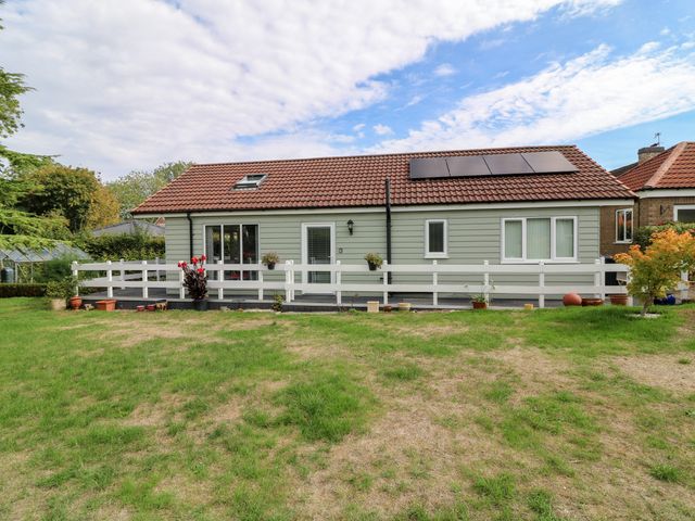 A house with a garden and fence at Jasper Lodge in Lincoln