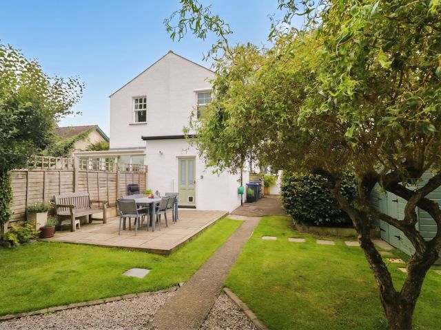 A garden with a table and chairs at Briargarth in Keswick