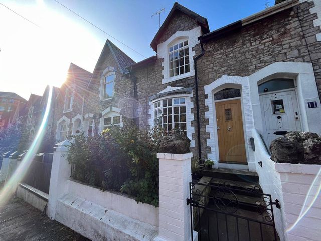 A row of houses with stone walls and doors at Charming 3Bed Cottage Private Garden Parking in Torquay