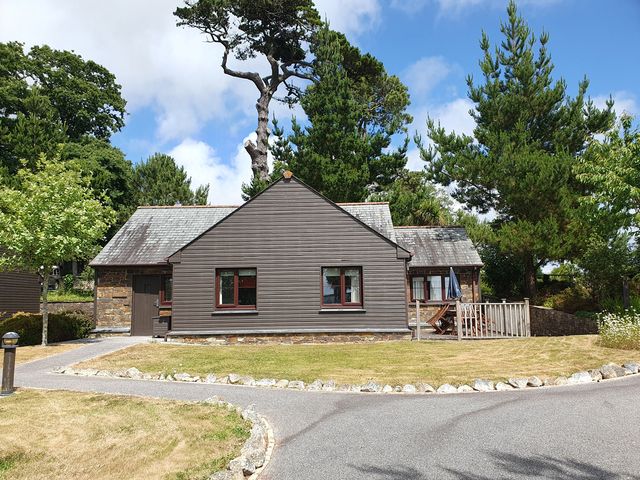 A house with a deck and garden at 2bed sleeps4 pool freeparking Trenythonestate Near Par
