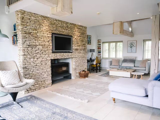 Stunning 6 Bedroom Riverside Barn Cotswold Mill - 1208317 - photo 2