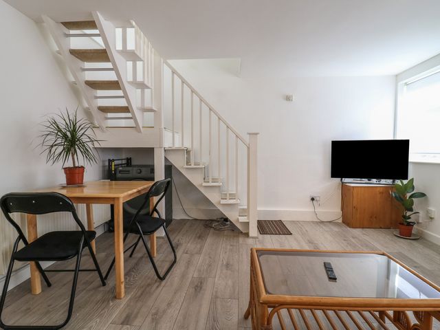 2B Granville Road - 1208359 - photo 4