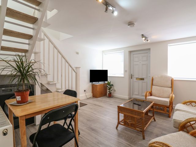 2B Granville Road - 1208359 - photo 5