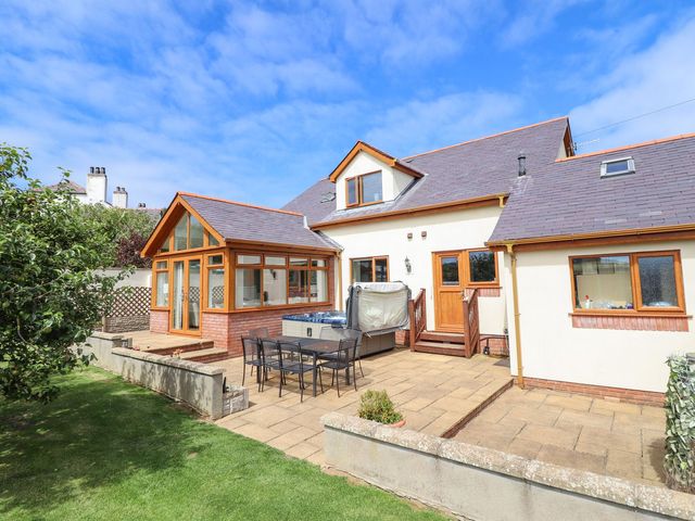 A house with a patio and garden at Ger Y Mor in Cemaes Bay